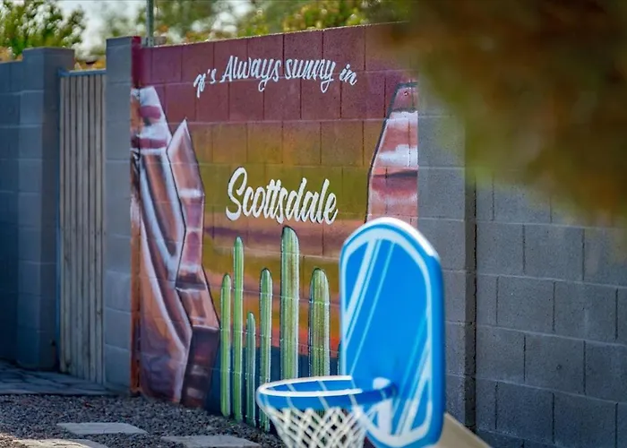 Holiday home Basketball Court & Heated Pool, 1 Mi To Old Town!