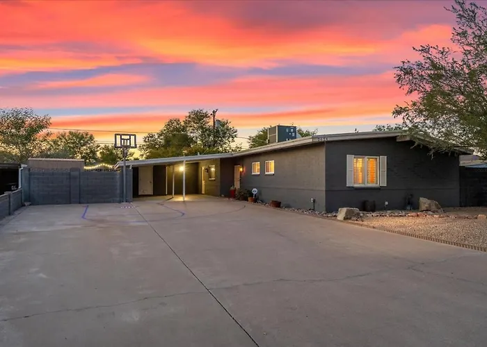 Basketball Court & Heated Pool, 1 Mi To Old Town! Holiday home *