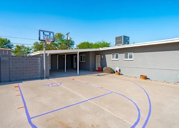 Holiday home Basketball Court & Heated Pool, 1 Mi To Old Town! Scottsdale